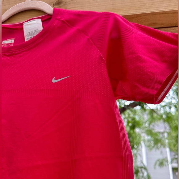 NikeFit Nike NWOT DARK Pink Short Sleeve Tee Shirt size Large - Picture 4 of 15